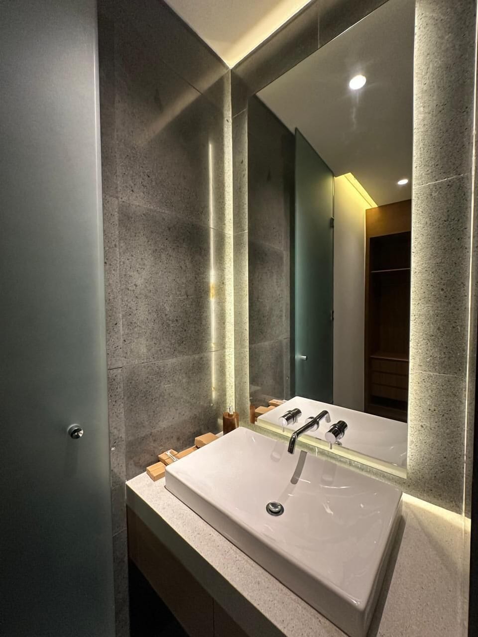Superior Room, 1 Bedroom, Non Smoking, Balcony | Bathroom | Slippers