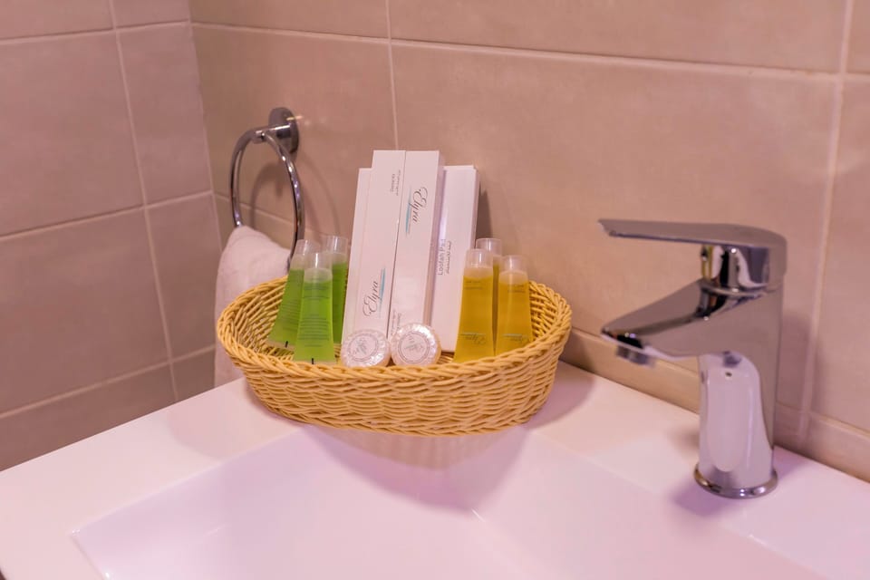 Signature Cabin, Mountain View | Bathroom | Shower, free toiletries, hair dryer, slippers