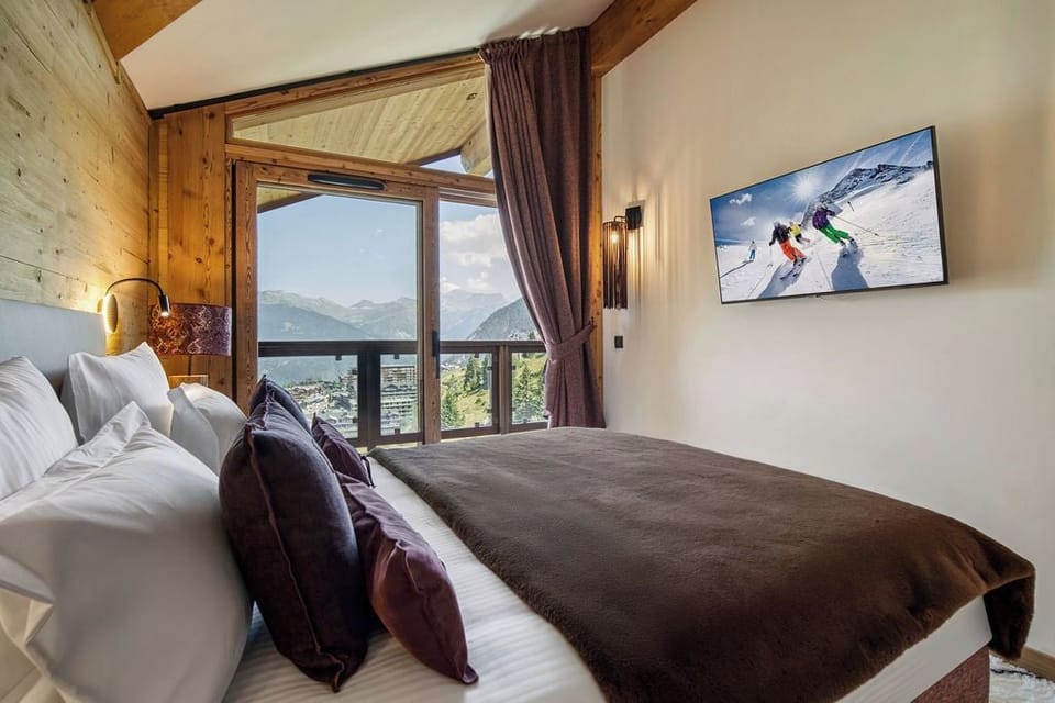 Luxury Apartment, Balcony, Mountain View | Frette Italian sheets, premium bedding, desk, laptop workspace
