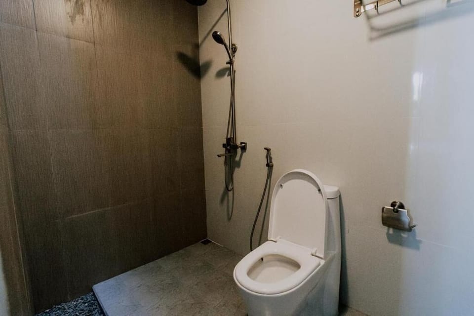 Deluxe Quadruple Room, Garden View | Bathroom | Shower, free toiletries, hair dryer, towels