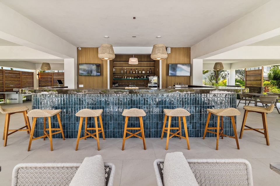 Poolside bar
