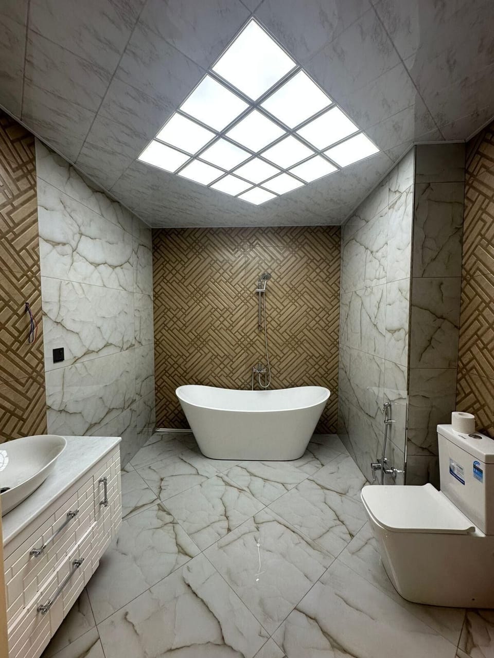 Comfort Apartment, City View | Bathroom | Free toiletries, hair dryer, bathrobes, slippers