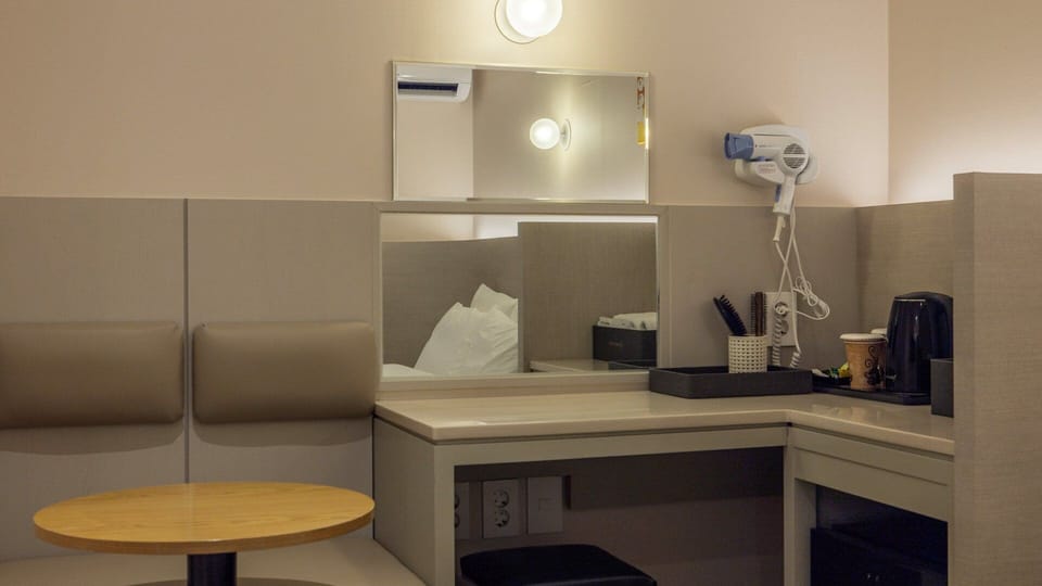 Premium bedding, laptop workspace, soundproofing, free WiFi