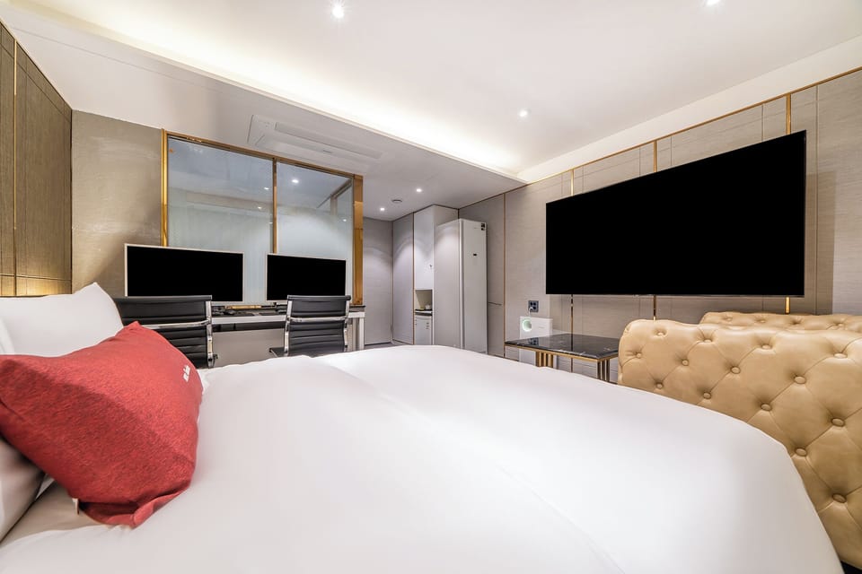 Royal Suite | Desk, laptop workspace, free WiFi
