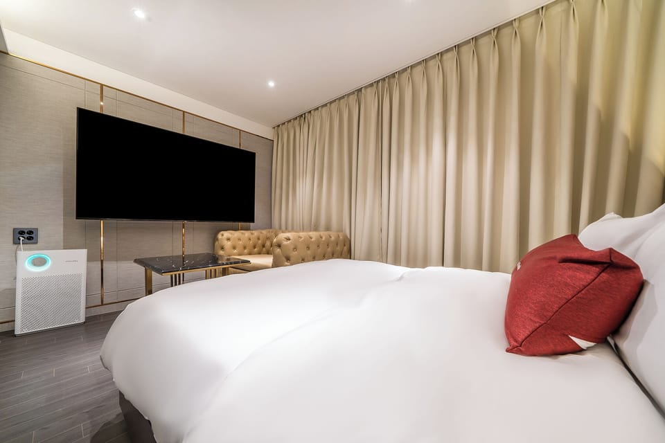 Royal Suite | Desk, laptop workspace, free WiFi