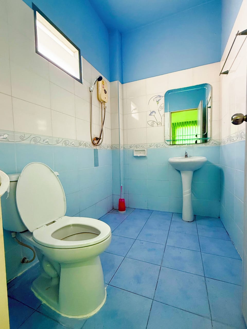 Standard Single Room | Bathroom | Free toiletries, towels, toilet paper