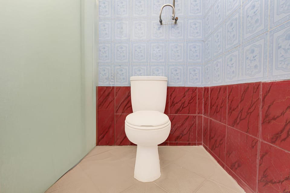 Basic Double Room | Bathroom | Shower, towels