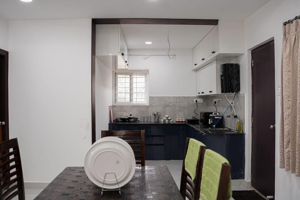 Family Apartment, Balcony, City View | Shared kitchen facilities | Microwave, oven, stovetop, cookware/dishes/utensils