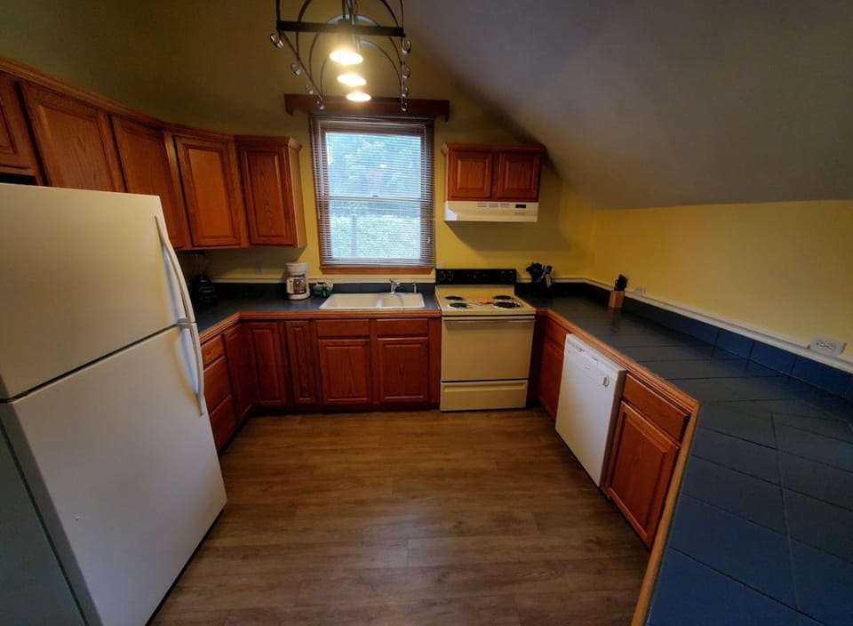 Comfort Condo, 1 Bedroom, Balcony, Mountain View | Private kitchen | Fridge, microwave, oven, stovetop