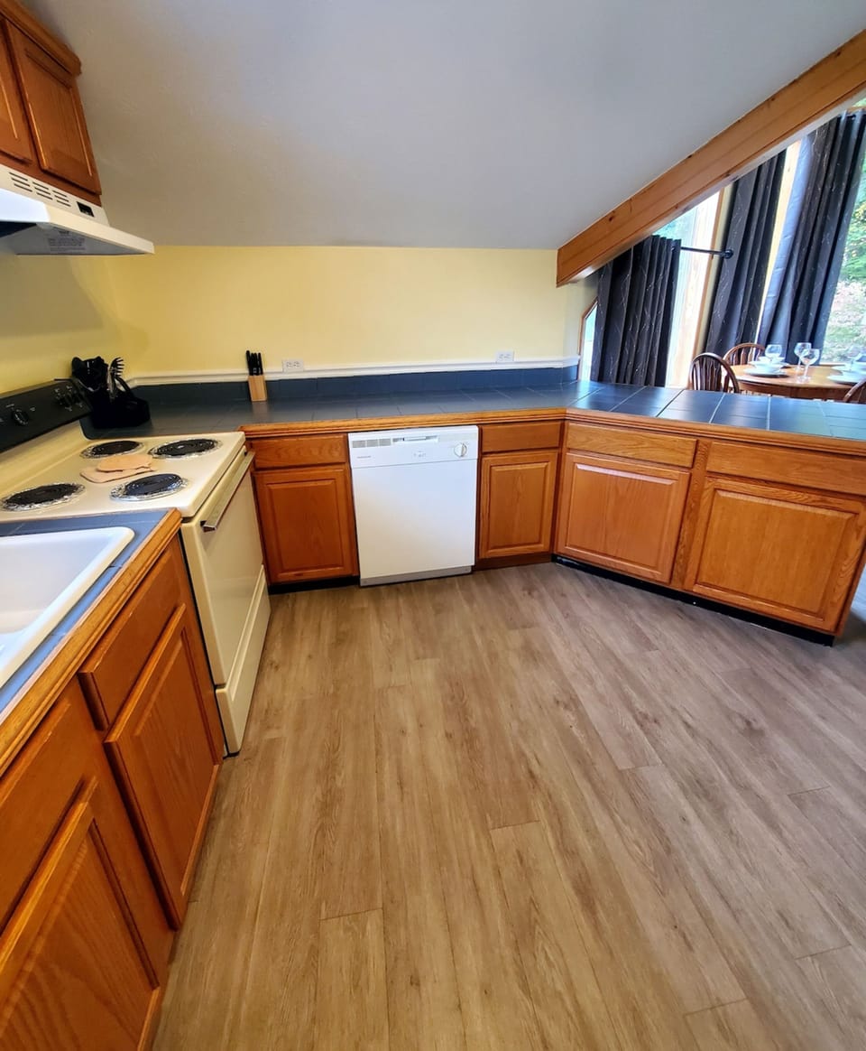 Comfort Condo, 1 Bedroom, Balcony, Mountain View | Private kitchen | Fridge, microwave, oven, stovetop