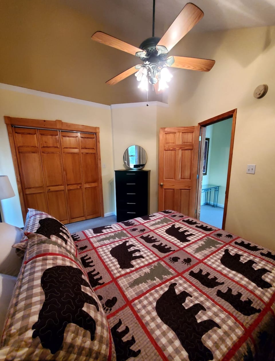Comfort Condo, 1 Bedroom, Balcony, Mountain View | Individually decorated, individually furnished, iron/ironing board