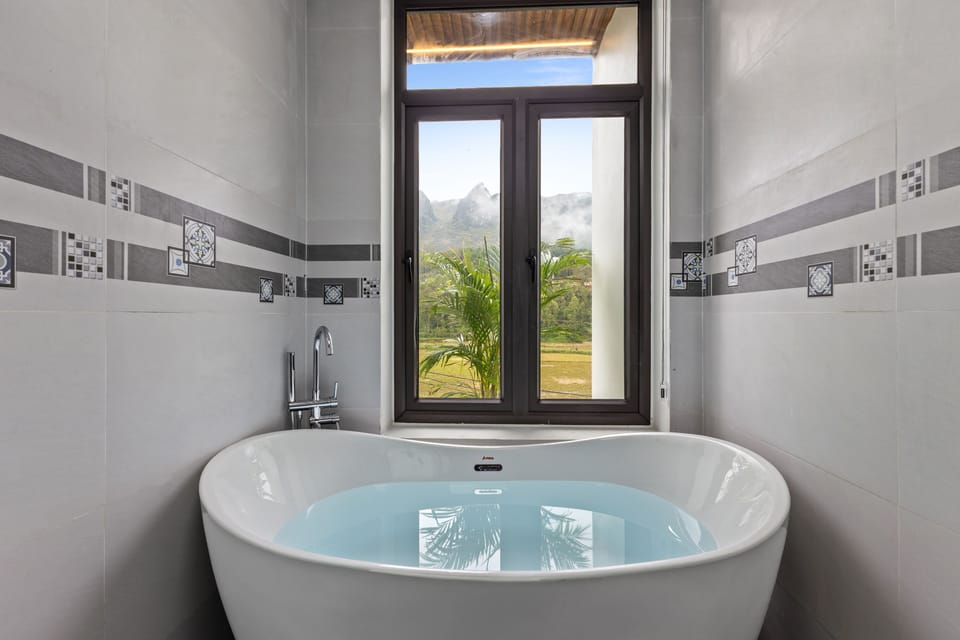 Suite, Balcony, Mountain View | Bathroom | Free toiletries, hair dryer, slippers, bidet