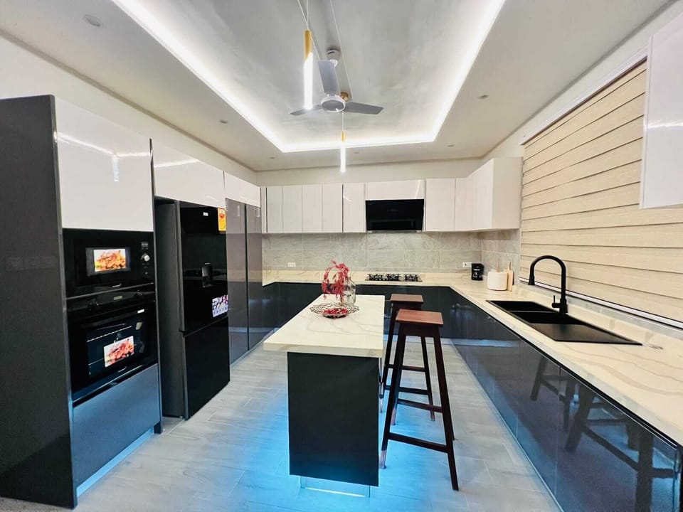Deluxe Suite, 3 Bedrooms, Housekeeping, Hill View | Private kitchen | Coffee/tea maker, full-size fridge, microwave, oven