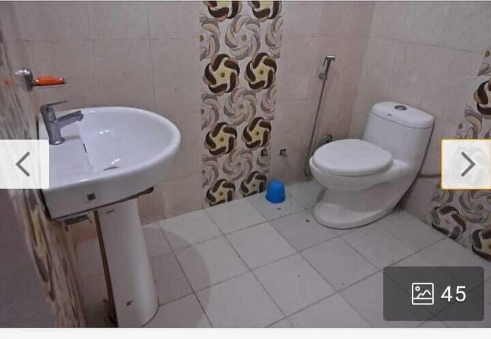 Combined shower/tub, towels, soap, shampoo