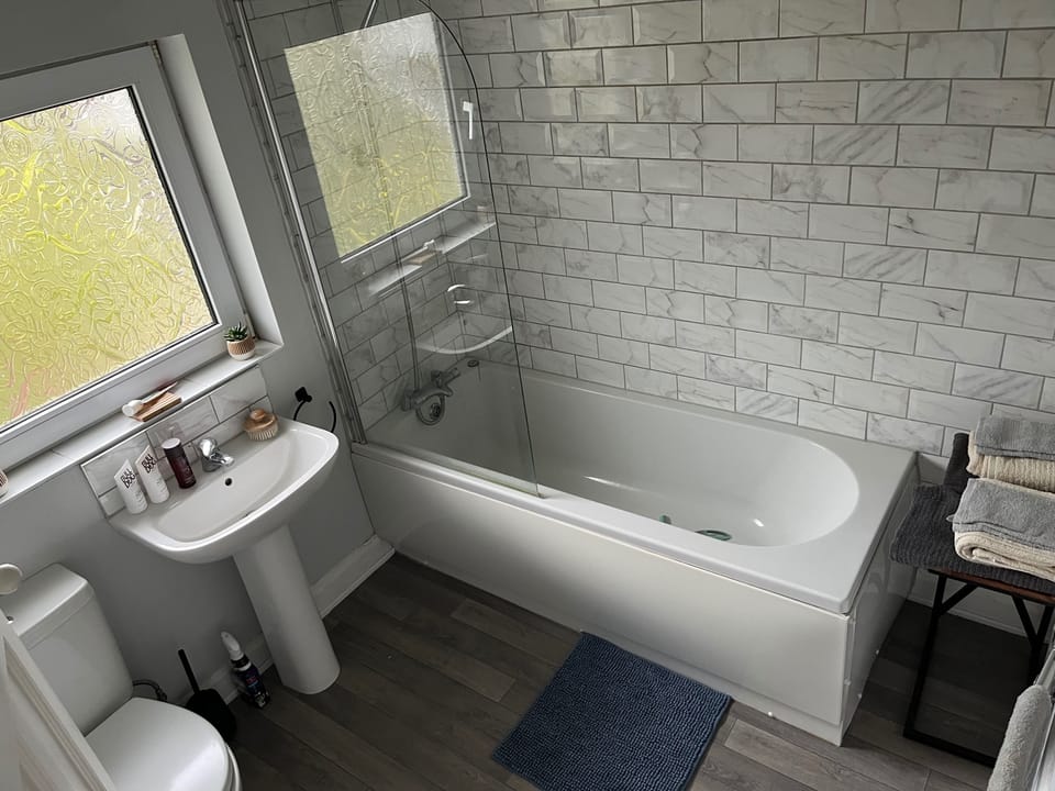 Combined shower/tub, deep soaking tub, hair dryer, towels