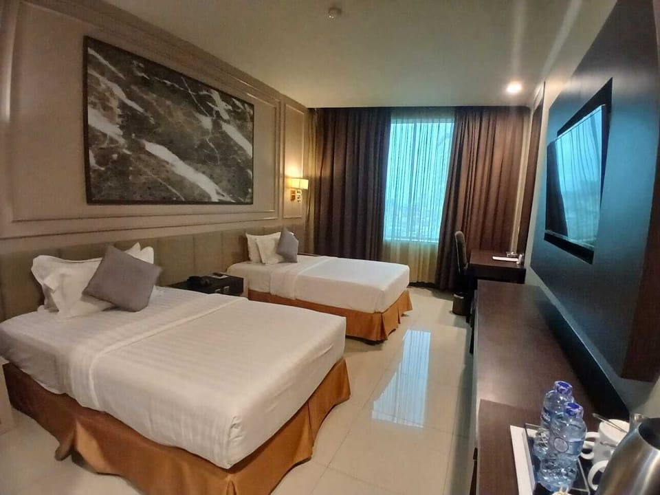 Executive Deluxe View | Minibar, in-room safe, individually decorated, desk