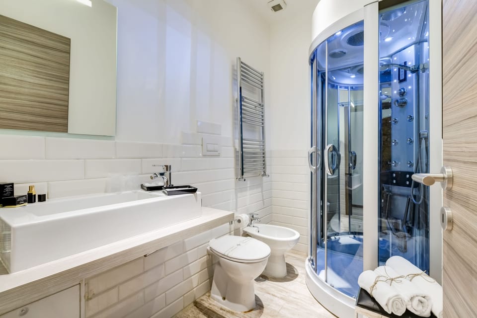 Double Room | Bathroom | Shower, free toiletries, hair dryer, slippers