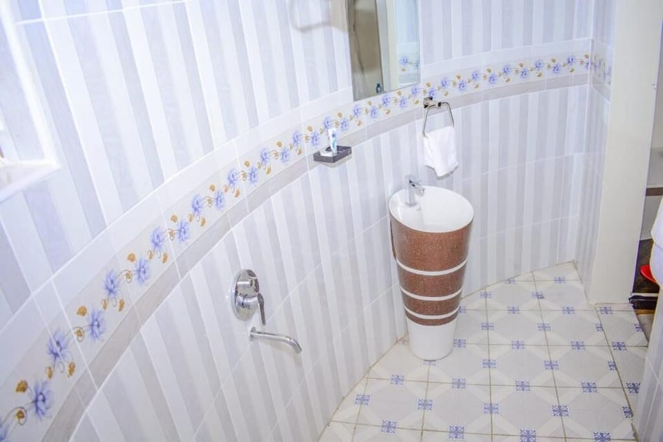 Deluxe Double Room, Garden View | Bathroom | Shower, bathrobes, slippers, bidet