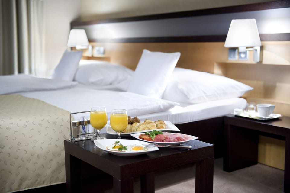 Executive Twin Room | Hypo-allergenic bedding, minibar, in-room safe, desk