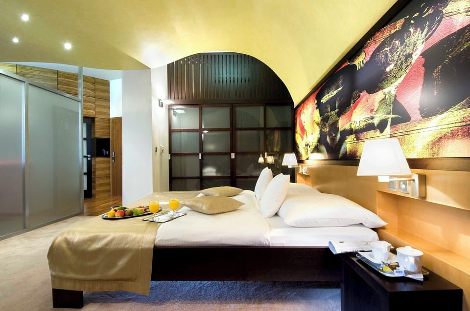 Deluxe Suite | Hypo-allergenic bedding, minibar, in-room safe, desk