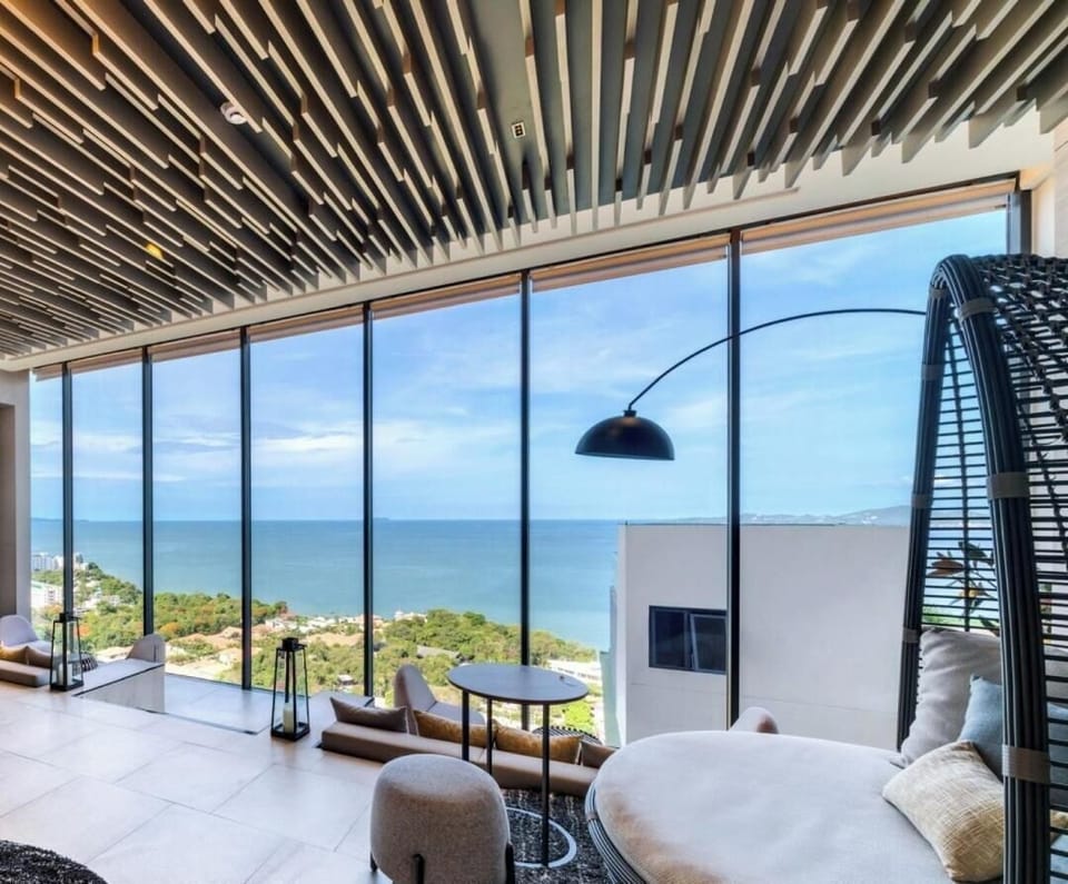 Apartment, 1 Bedroom, Accessible, Smoking | Living room