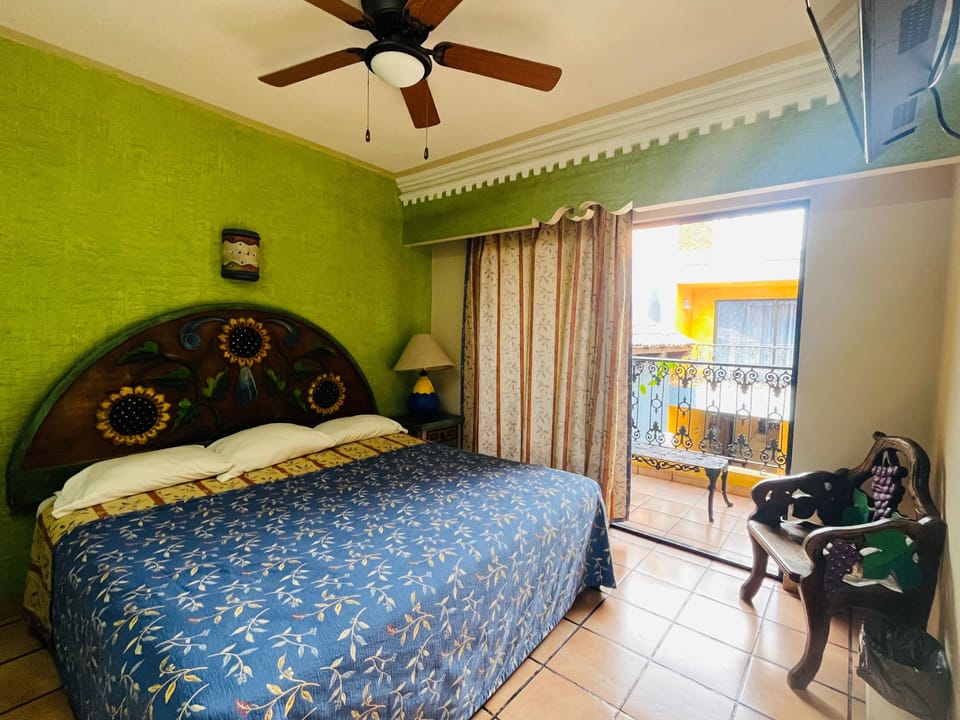 Basic Room, 1 King Bed