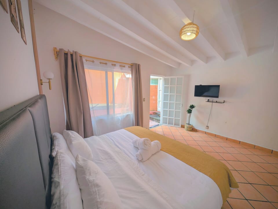 Deluxe Room, 1 King Bed, Courtyard View | Down comforters, Select Comfort beds, laptop workspace, blackout drapes