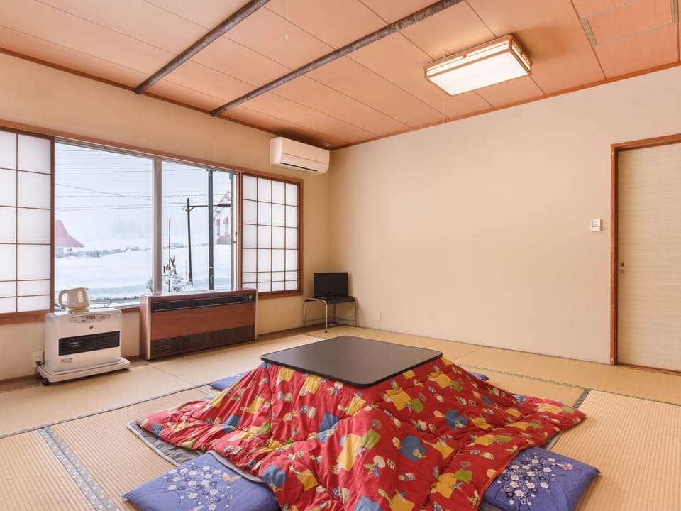 Basic Room, Non Smoking | Desk, free WiFi, bed sheets