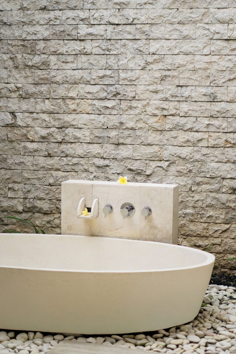 Deep soaking bathtub