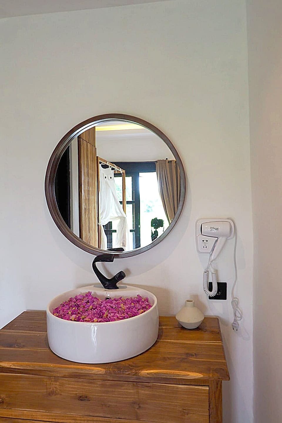 Shower, free toiletries, hair dryer, bidet