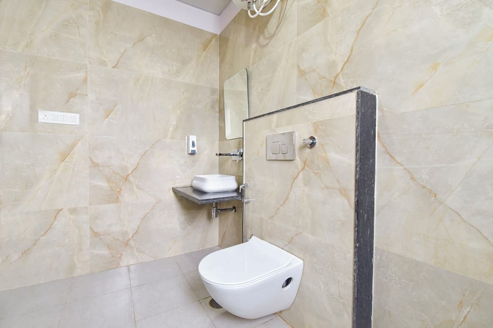 Shower, rainfall showerhead, free toiletries, towels