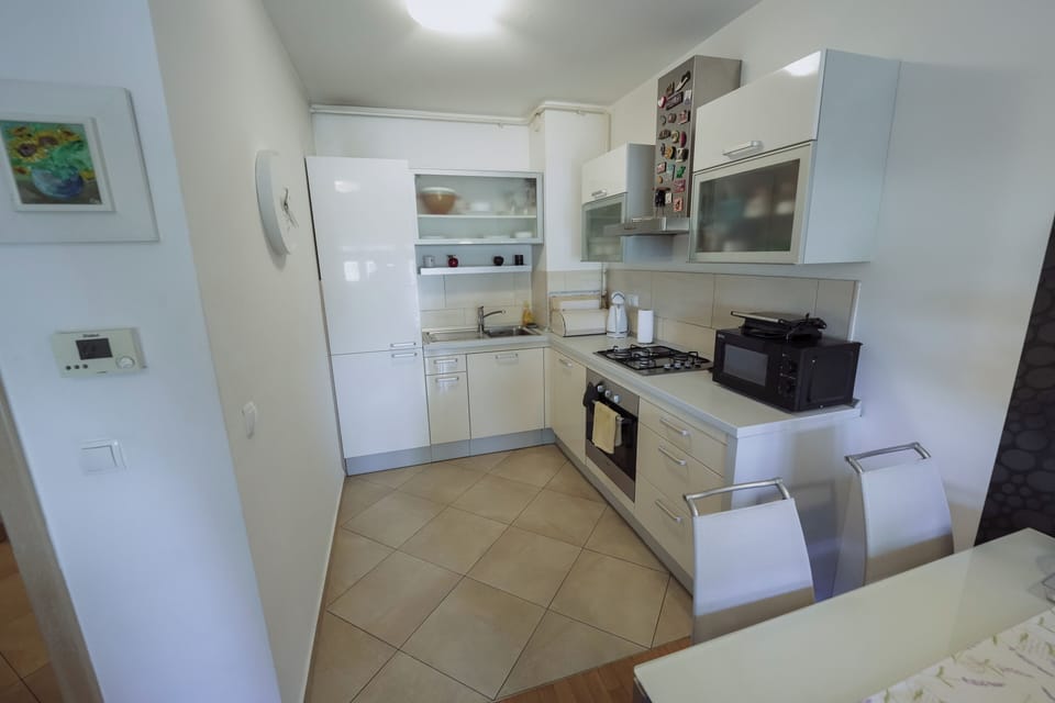 Apartment | Private kitchen | Fridge, oven, stovetop, dishwasher
