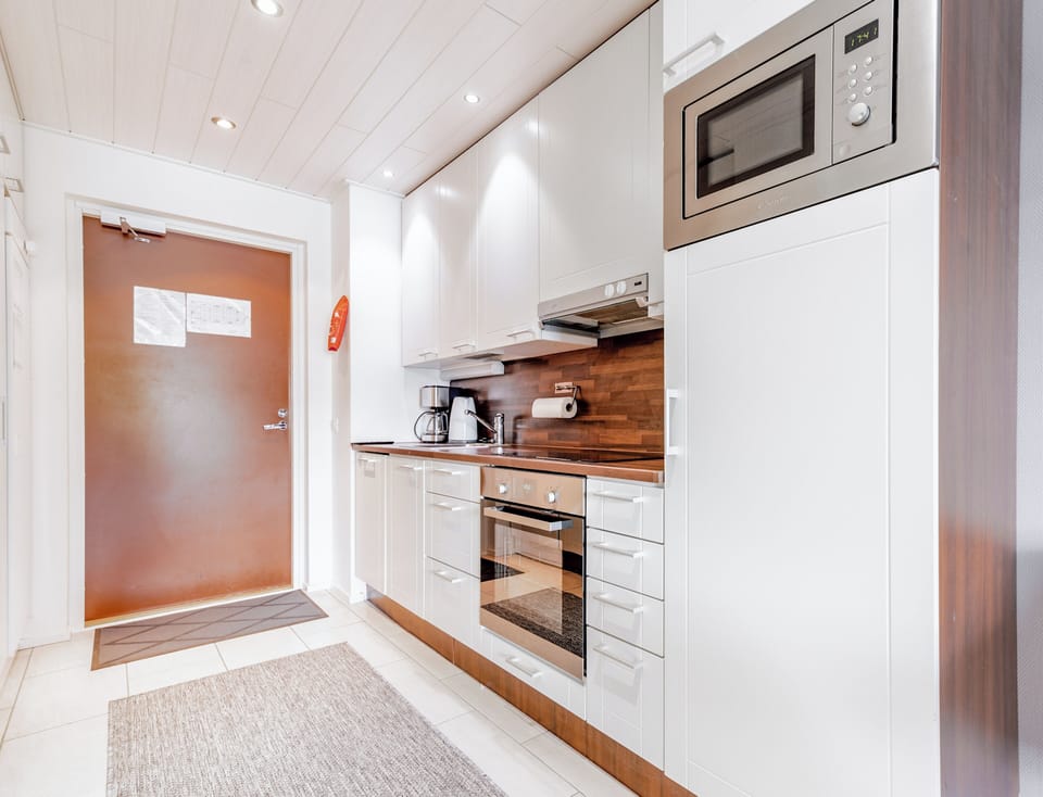 Superior Apartment, City View, Slope side | Private kitchen | Full-size fridge, microwave, oven, stovetop