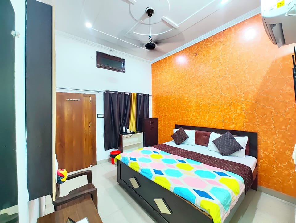 Deluxe Double Room | Hypo-allergenic bedding, in-room safe, desk, soundproofing