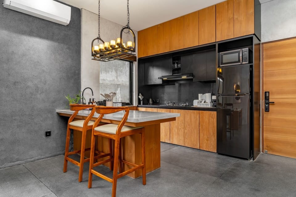 Full-size fridge, microwave, oven, stovetop
