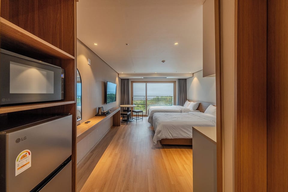 Family Twin Room, Sea View | Pillowtop beds, free WiFi, bed sheets