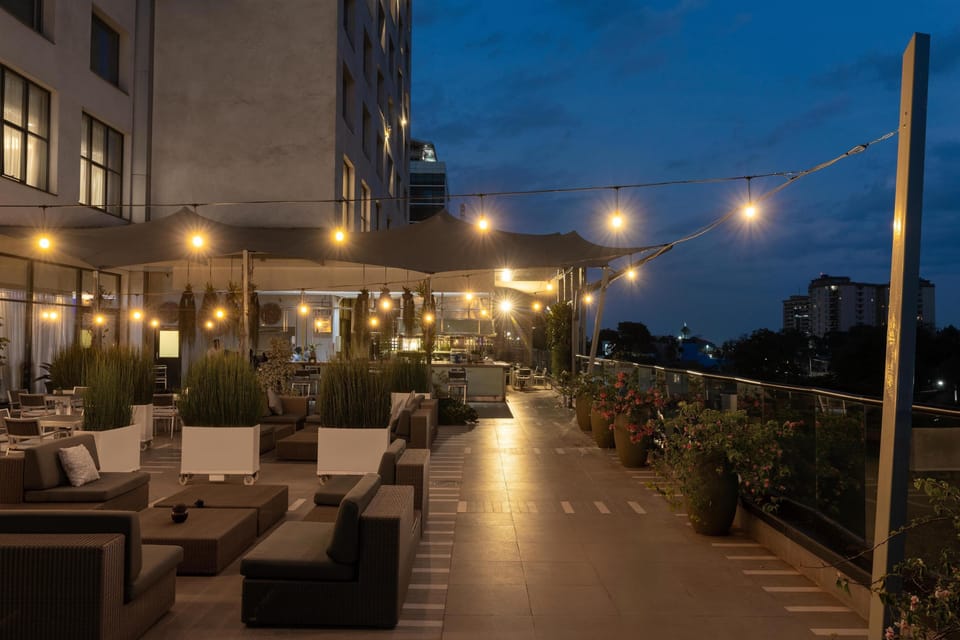 3 restaurants; breakfast, lunch, and dinner served