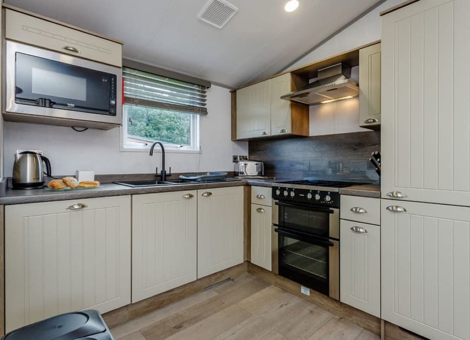6 Berth Lux Lodge 3 Bed Hot Tub | Private kitchen | Full-size fridge, microwave, toaster