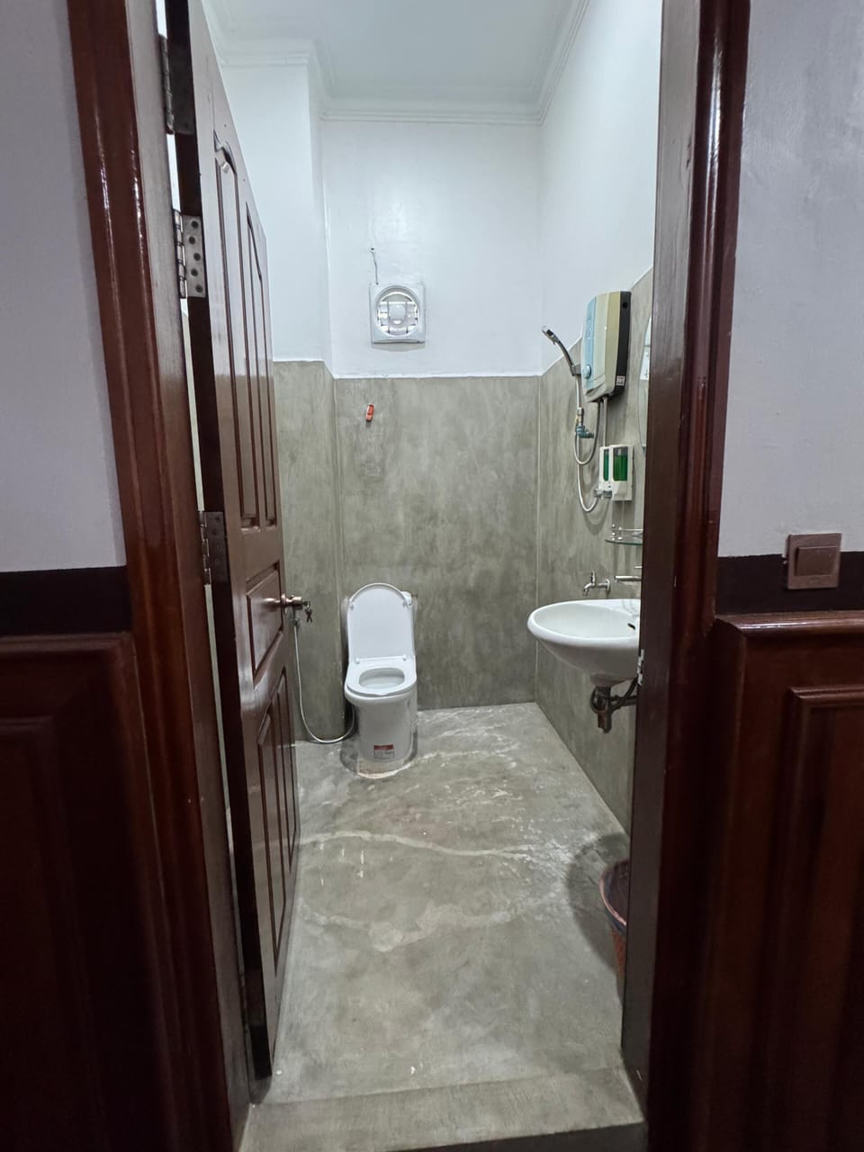 Shower, free toiletries, hair dryer, slippers