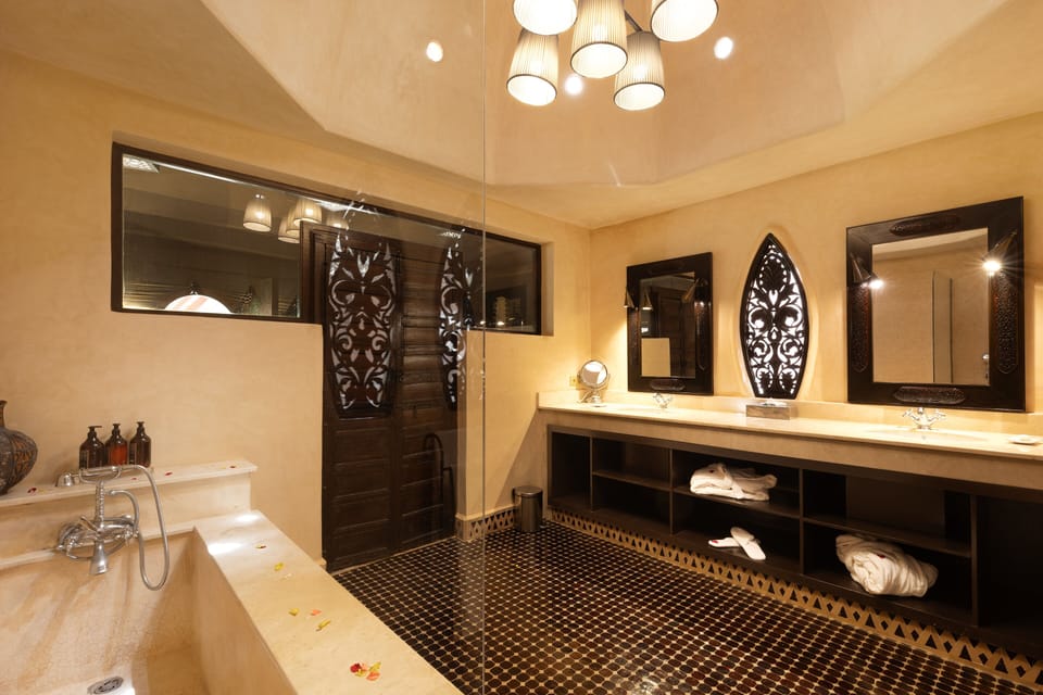 Luxury Suite, Garden View | Living area