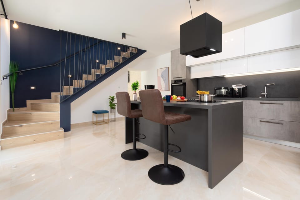 4 bedrooms, desk