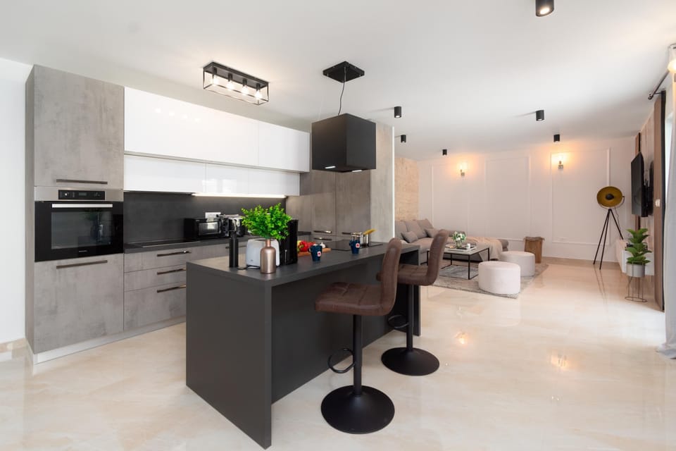 4 bedrooms, desk
