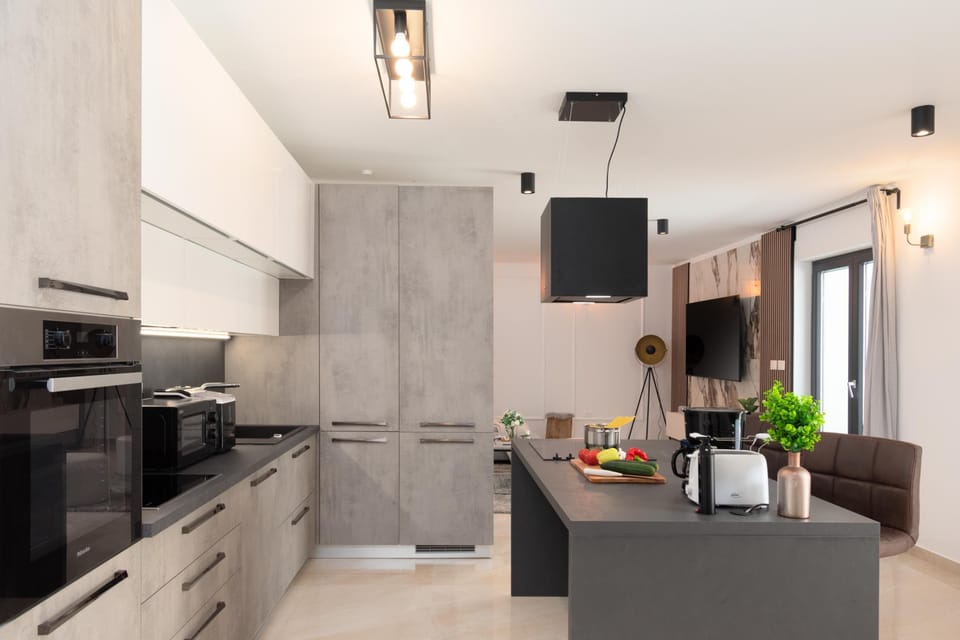 4 bedrooms, desk