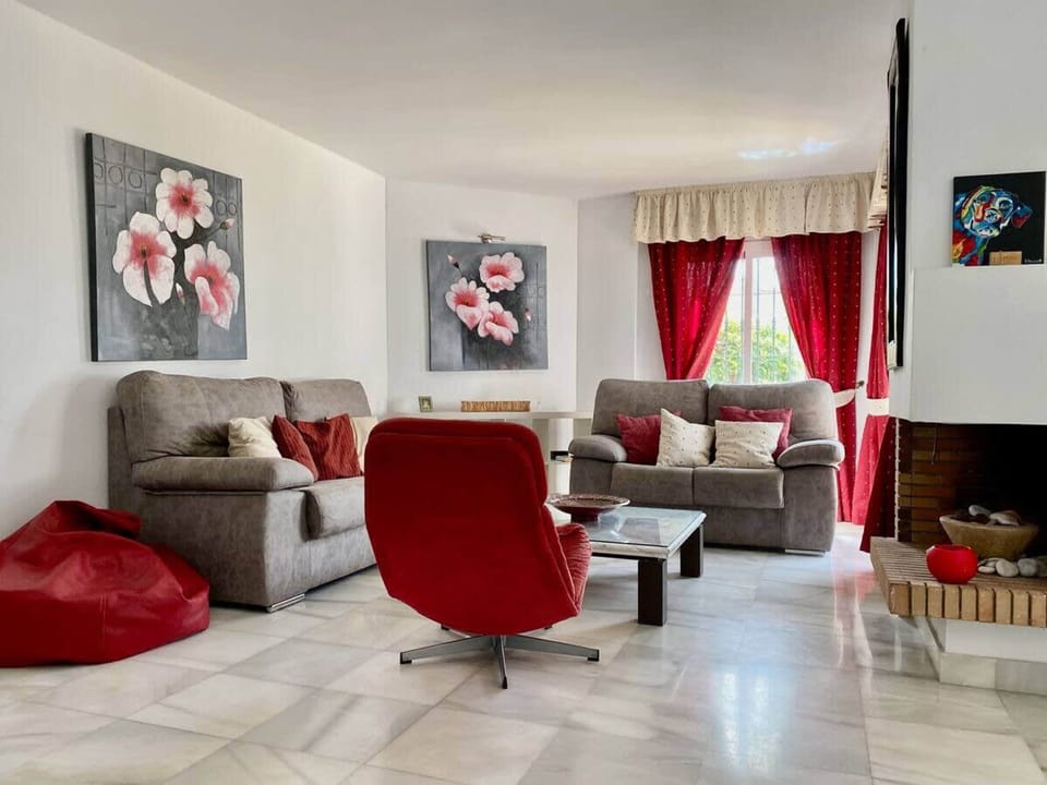 House Pauline 3 bed Poolside Private Garden M-5 House in Marbella