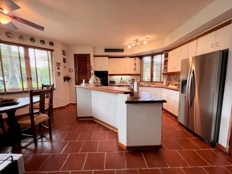 House | 3 bedrooms, desk