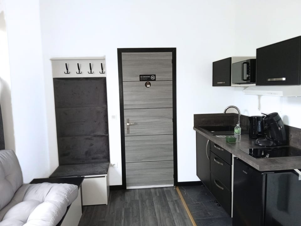Deluxe Apartment, Garden View | Private kitchen | Microwave, oven, cookware/dishes/utensils