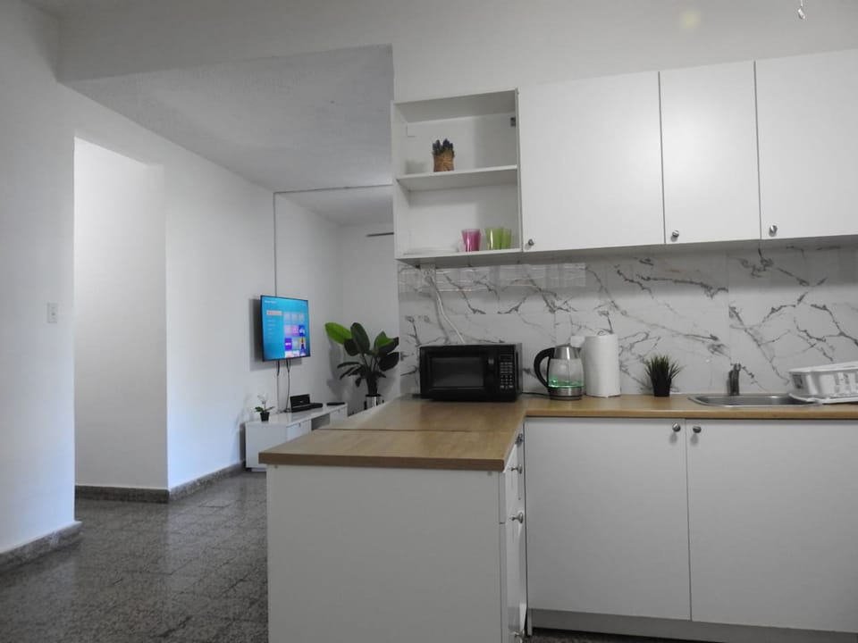 House | 3 bedrooms, desk