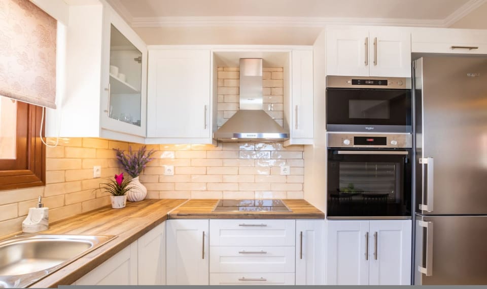 House | 3 bedrooms, desk