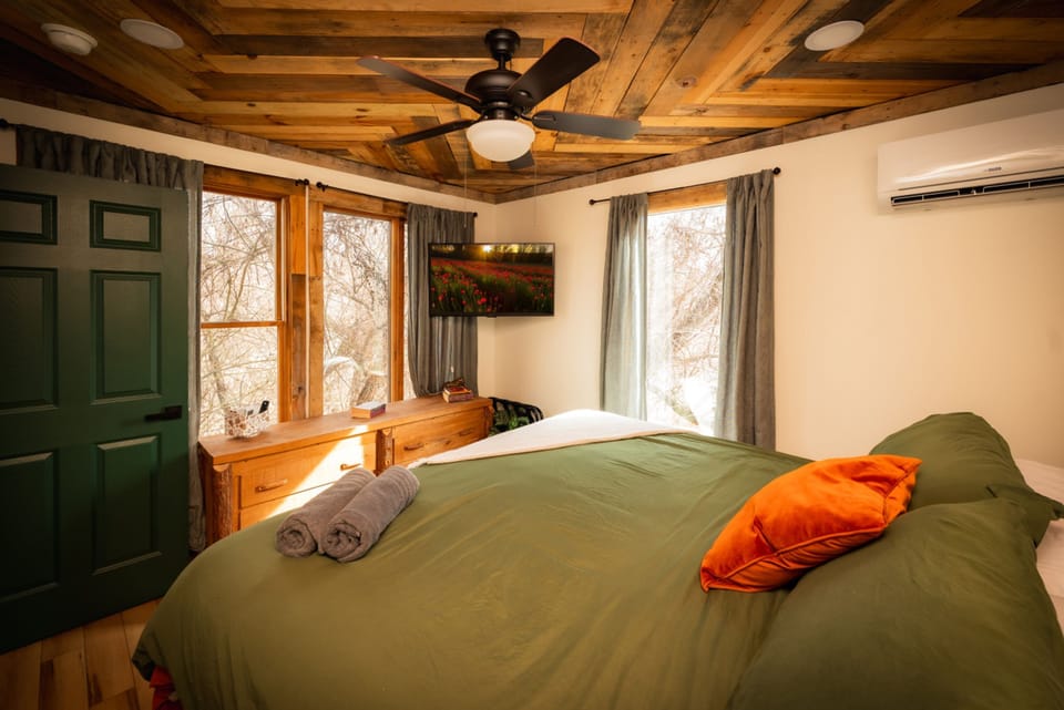 Treehouse Hot tub on 60 Acre Farm Near Downtown House in Indianapolis
