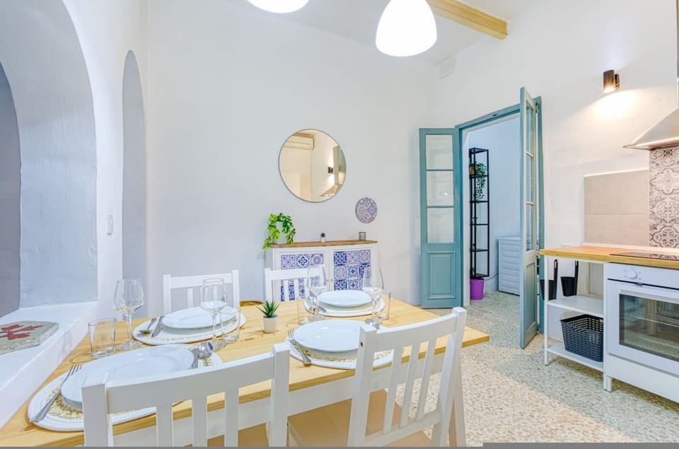 House | 3 bedrooms, desk